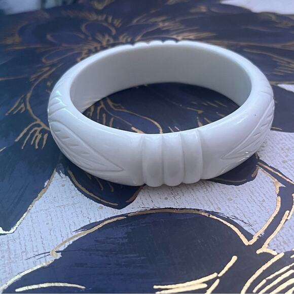 Vintage 70s Carved Pure White Lucite Bangle Bracelet Leaves Pattern A3 - Picture 2 of 13